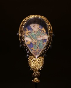 The Alfred Jewel - By Geni (Photo by user:geni) [GFDL (http://www.gnu.org/copyleft/fdl.html) or CC-BY-SA-3.0-2.5-2.0-1.0 (http://creativecommons.org/licenses/by-sa/3.0)], via Wikimedia Commons