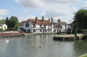 The Kings Arms Pub from across the river.  The Lock is on the right in the picture. On the left you see just an end of a barge that drew up to the dock to stop for some refreshments.